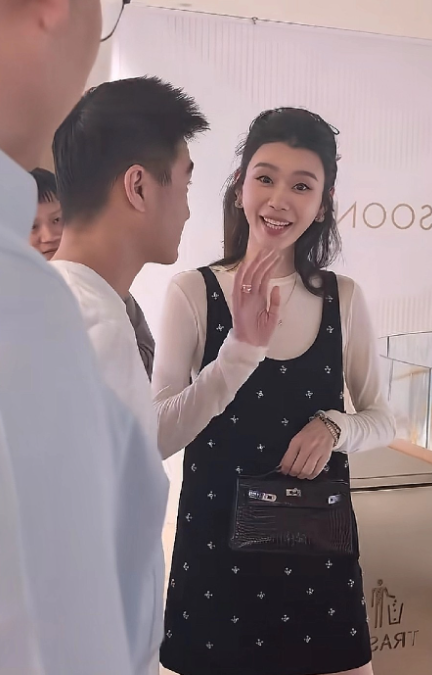 奚梦瑶跟老公婆婆逛商场，看见记者拍照很有礼貌打招呼，以前没觉的奚梦瑶漂亮，现在觉