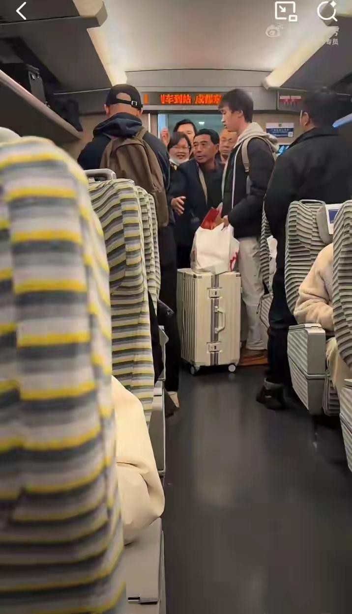 近日，一段高铁上的视频引发了网友的热议。在成都的一趟列车上，一位买的是无座票的老