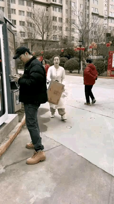 一看鞋子，那宝宝的脚可真大啊！[捂脸哭][笑着哭]