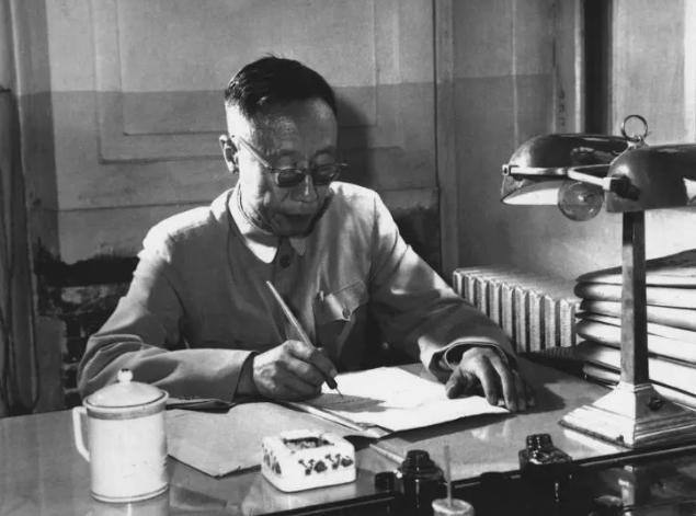 1967年，溥仪在北京因病去世后，该怎么安葬是个大问题，他的家人上报了国家，周总
