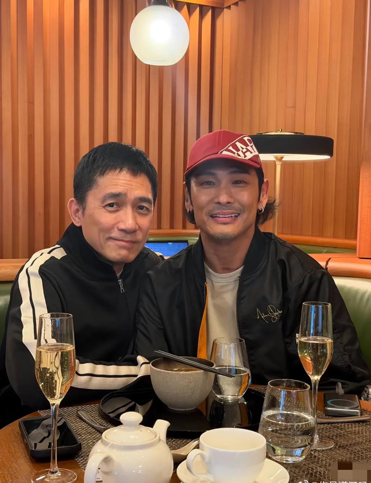 杜德伟状态属实太绝了刘嘉玲晒出与杜德伟夫妇的聚餐同框照，众人颜值气质尽显，