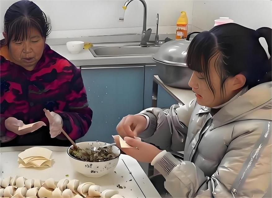 你敢信吗？一个大老爷们在自己家里，宁可委屈肚子啃冷透了的硬馒头，都不愿意掀开眼皮