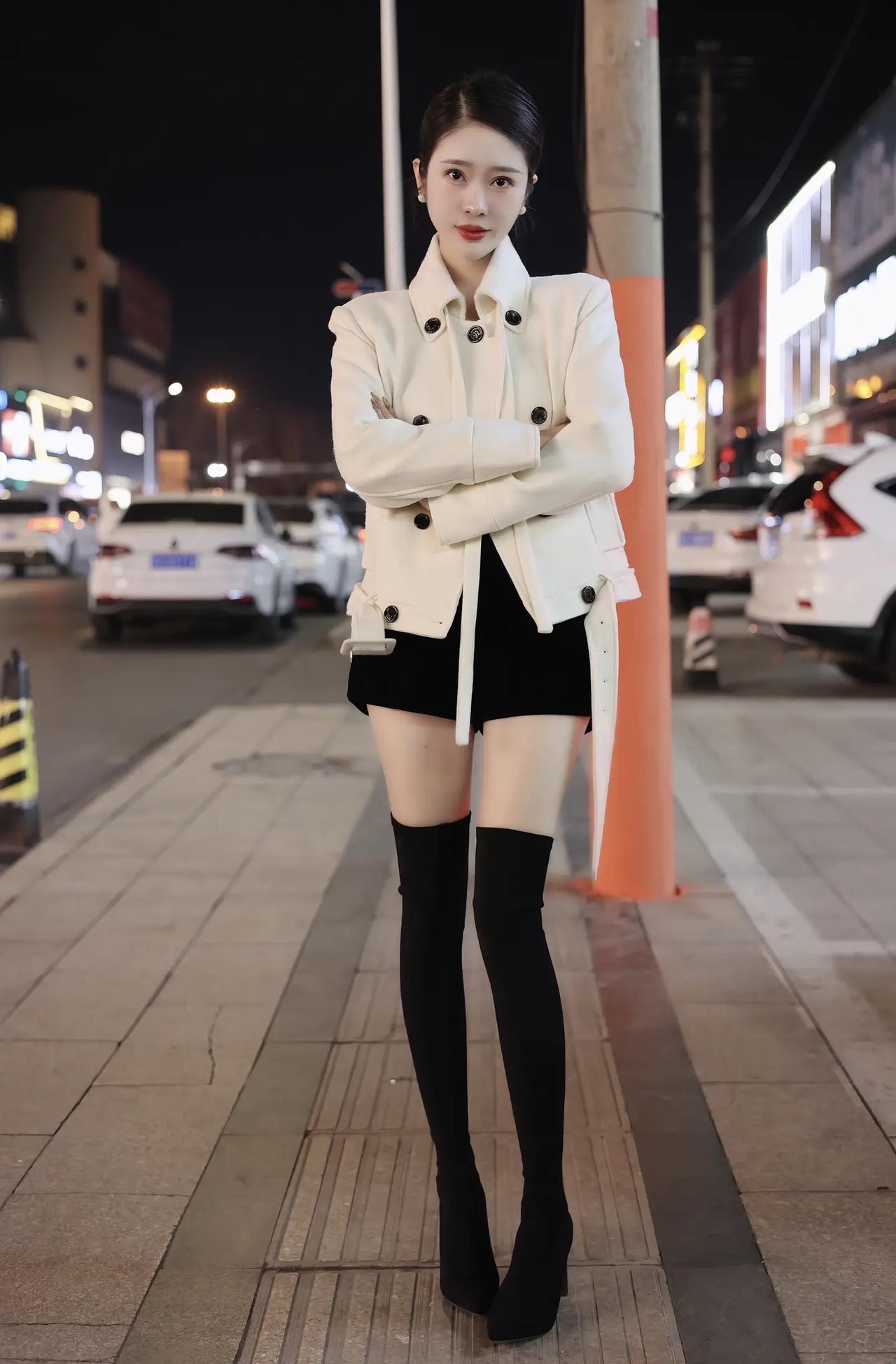 夜晚街头的时尚穿搭，白色外套+黑色短裙，尽显优雅与自信！🌃✨