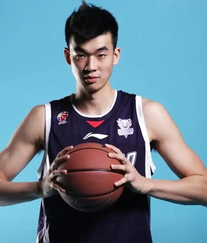 深圳男篮放弃续约李慕豪！广东宏远以C类合同签下李慕豪，年薪30万！众所周知，李