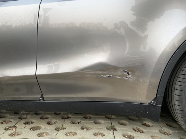 车友们这种程度去官方修要多少钱新车一血，后车门蹭护栏了建议走保险吗