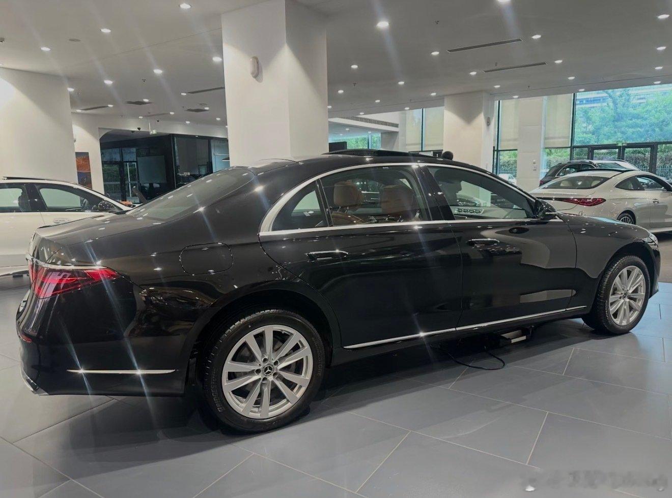 奔驰S400L商务黑棕806版本指导价898800元全款裸车645800元都是6缸发动机的奔驰S级…