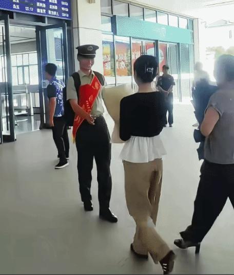 “准婆婆也太会了！”安徽，女生和准婆婆去接退伍男友。没想到，她腼腆，不敢主动抱男
