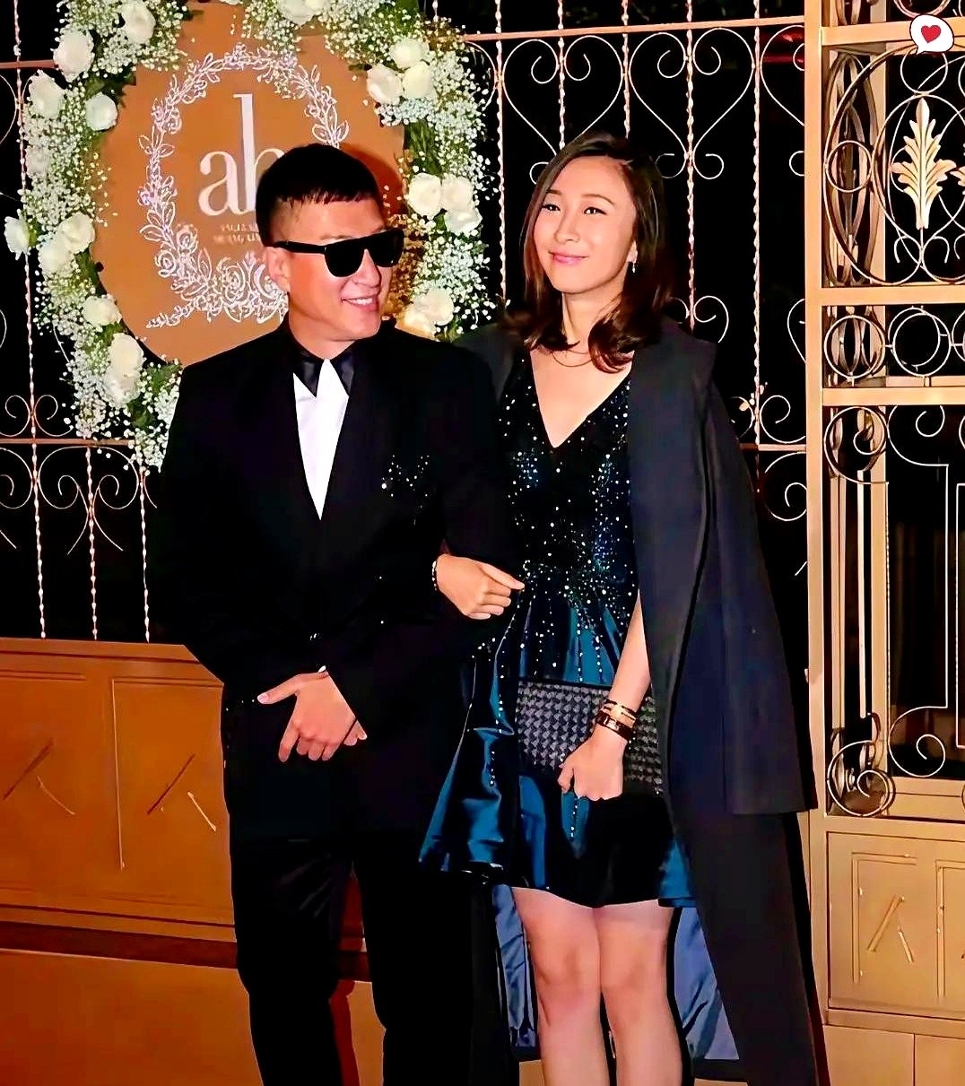 酒杯递过来，孙红雷抬手就挡了回去，顺势替旁边的女人拉开椅子。在这场私密晚宴上，他的眼神几乎长在了妻子