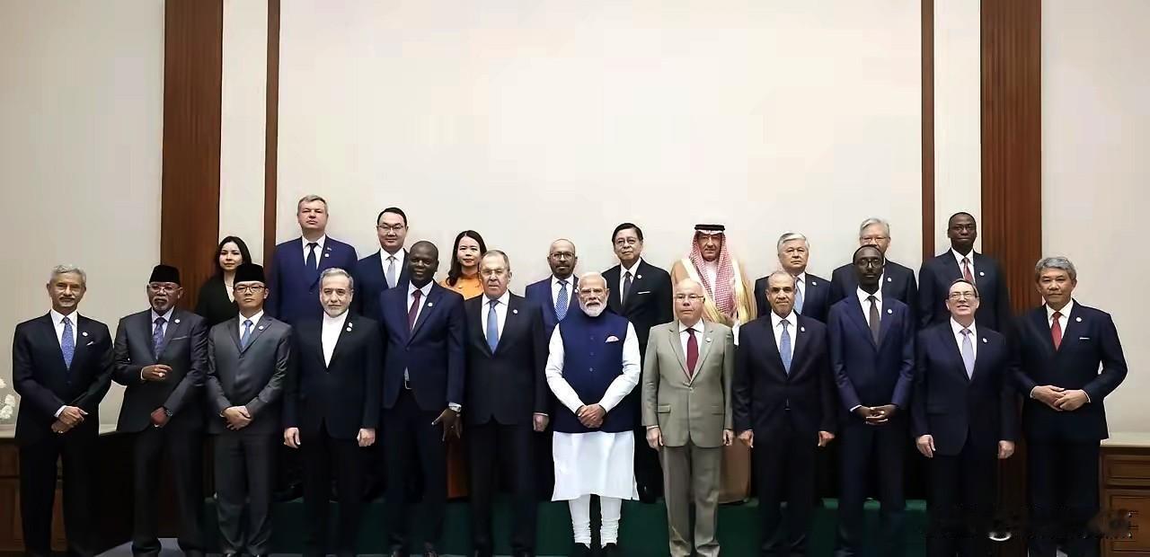 印度在新德里主办金砖外长会议。有点尴尬，我国驻印度的大使徐飞洪排在后边一排，据