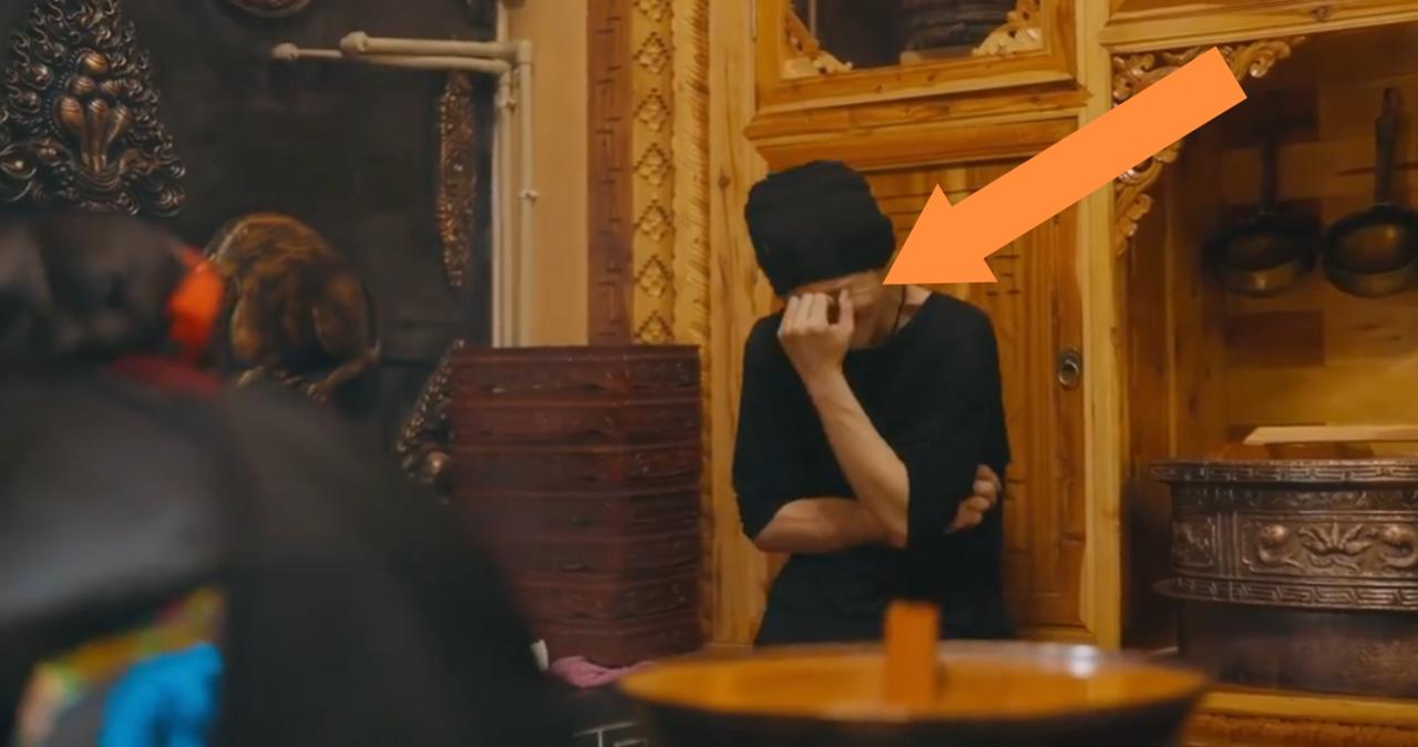 向佐跟丁真讲述婚后与郭碧婷生活状态，捂脸苦笑，无法继续说下去。向佐在香