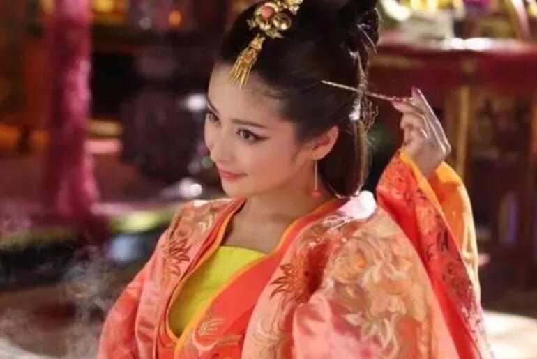 晋武帝司马炎突然觉得后宫的女人还不够，便下令大规模选美。满朝少女被挑选入宫，系上