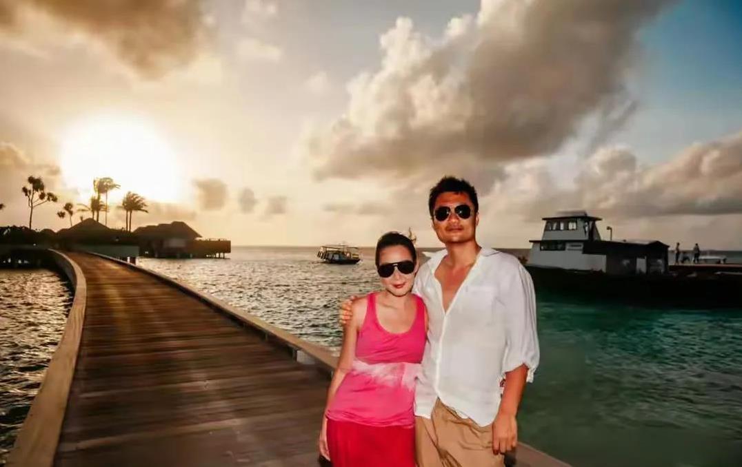 刘若英与小10岁的富商老公钟小江庆祝结婚14周年，钟小江晒出夫妻合照，简短文字"