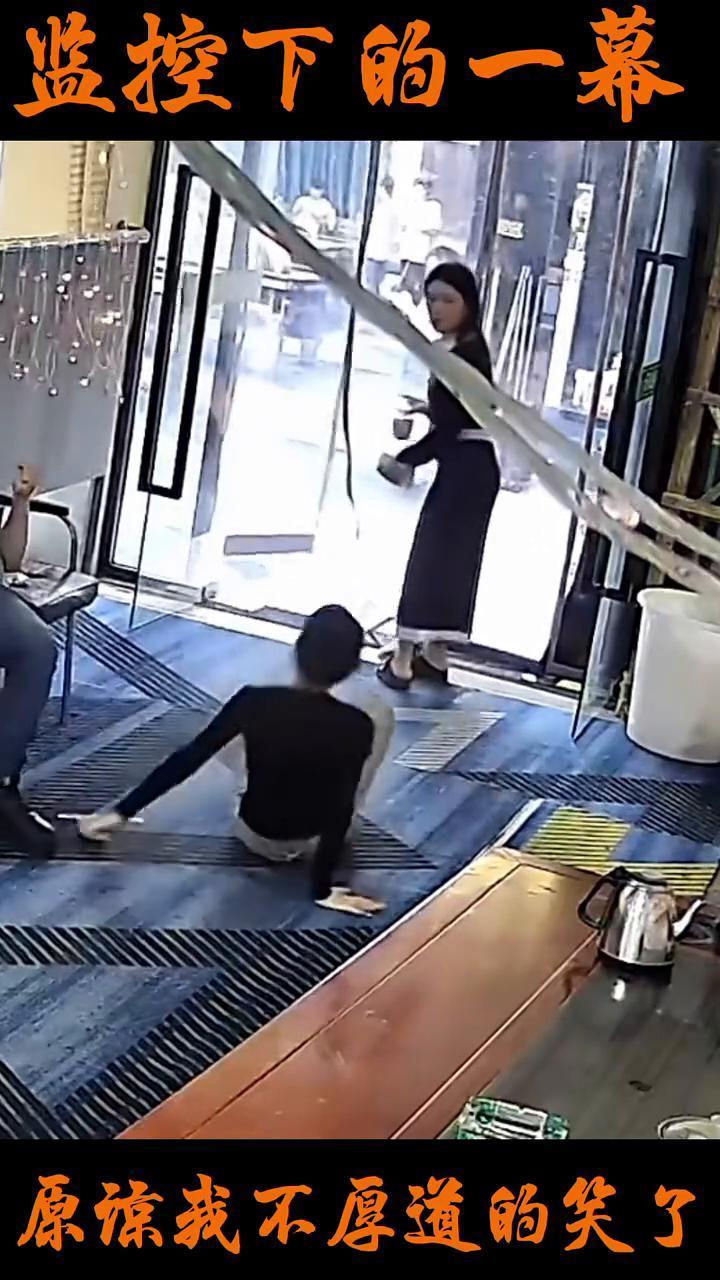 监控下的一幕，原谅我不厚道的笑了。这是什么造型？挺别致，非常六。