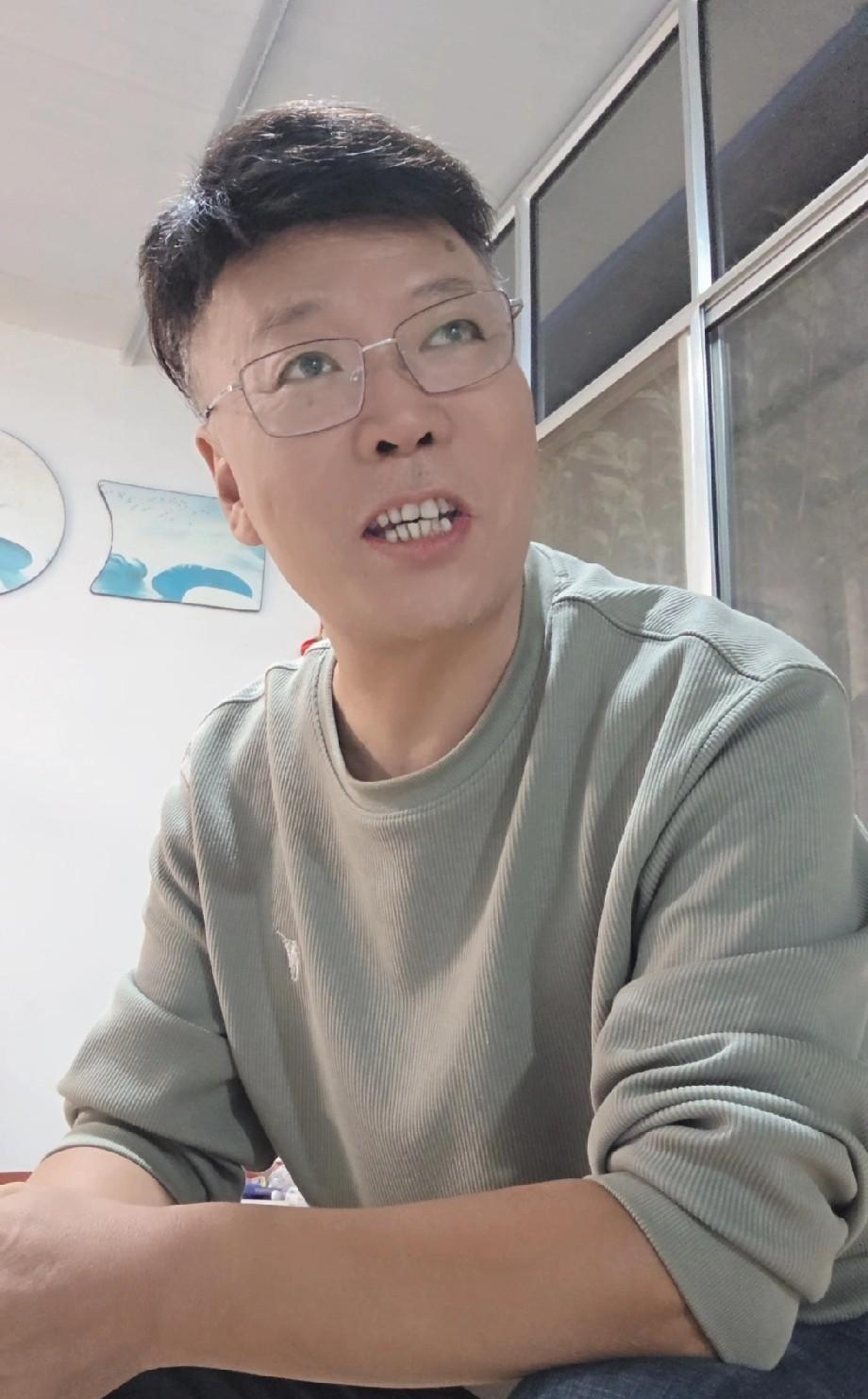 你知道自己为什么痛苦吗？很多人痛苦的根源，是让理想中的自己，绑架了现实中的自己