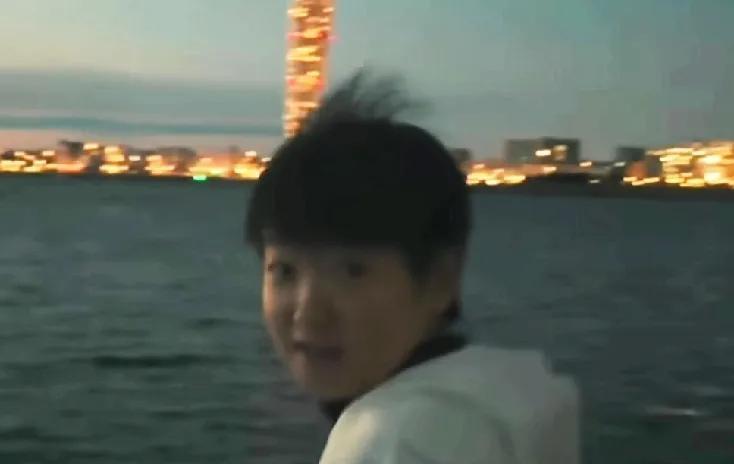 莎莎发抖音告诉全世界，她真的去看夕阳了，夕阳真的很美。莎莎太暖心了，就是