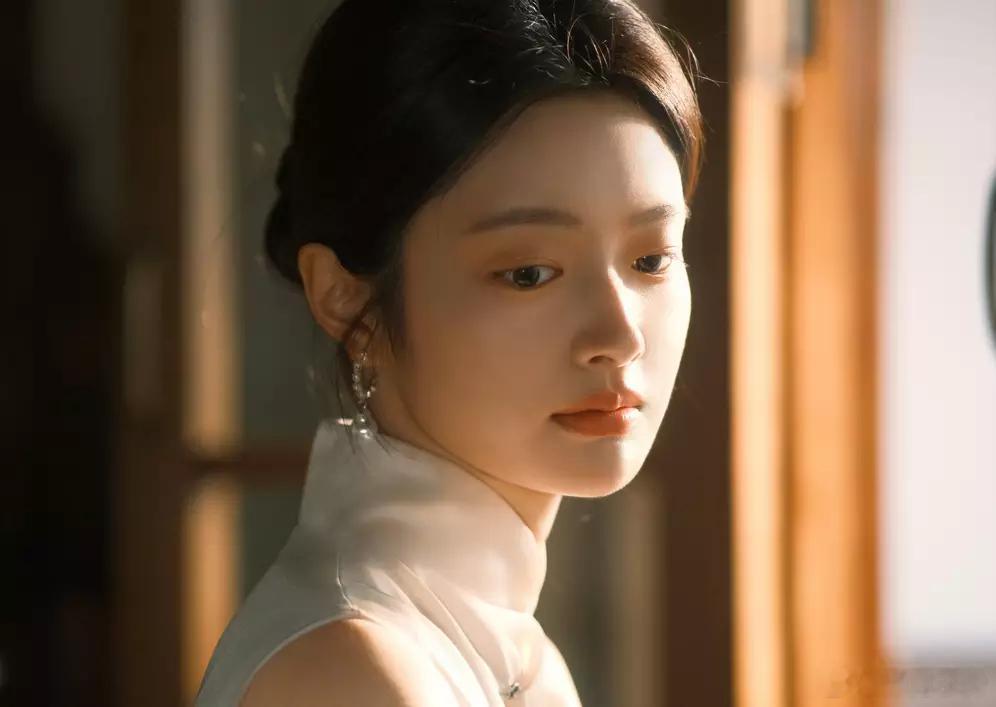 分享娱乐分享娱乐徐若晗穿刺绣旗袍端庄优雅轻撩珠帘温柔恬静​​​