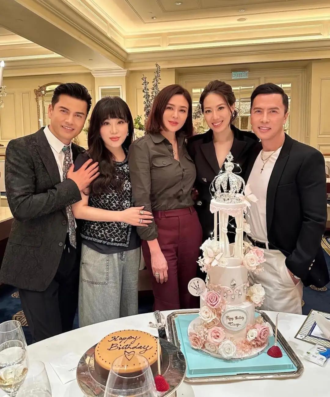 甄子丹老婆汪诗诗与好友聚餐，席间63岁的关之琳状态绝佳，一袭装扮亮眼吸睛，在人群