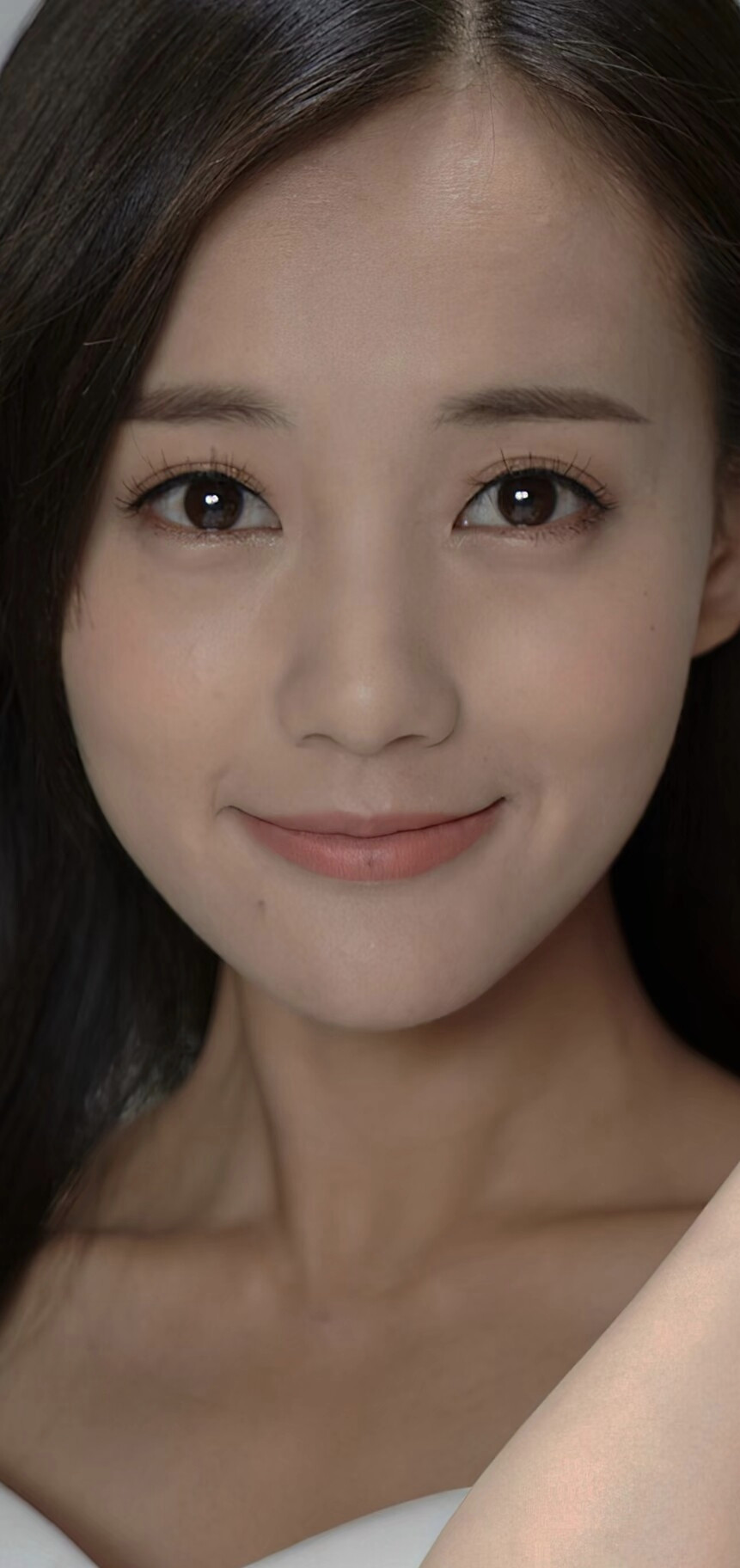 李一桐纯白写真，精致妆容让人好喜欢
