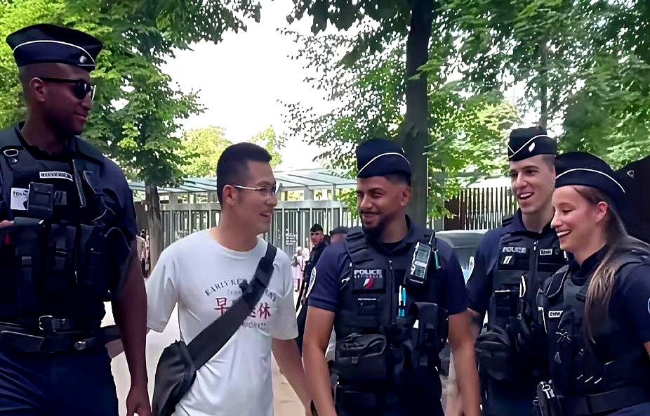 有个段子说，一个烟鬼在国外找巡逻士兵借火，士兵乐了：“你是同胞吧？”为啥？因