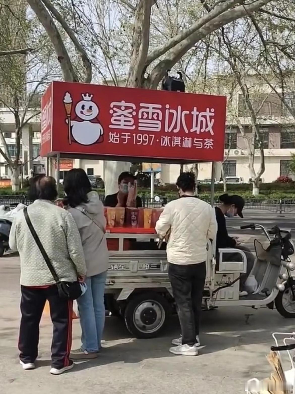 蜜雪冰城回应网友倒卖柠檬水赚差价也挺离谱的，就赚那么点你也乐意啊？而且喝出问题是