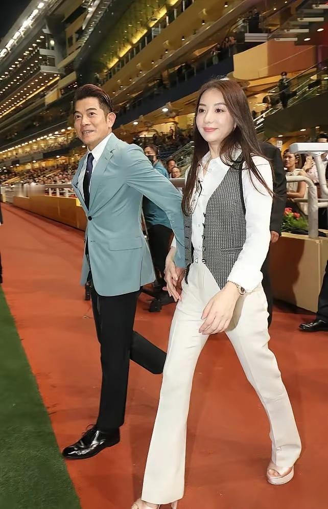 香港亿万富翁郭富城拉着老婆方媛的手，郭富城面带微笑，老婆方媛一脸严肃，方媛能嫁给