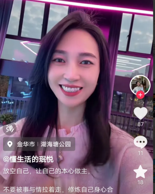 孙女士掉下龙潭前一秒还在拼命挣扎，后一秒郑大哥救她时她马上就淡定了！特意查了一下