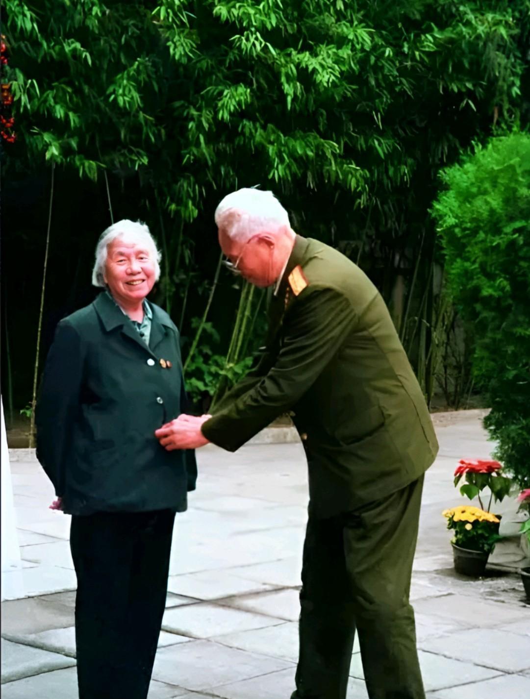 1991年11月，77岁的张震讲讲和69岁的夫人马龄松刚在北京某处林荫道散步，期