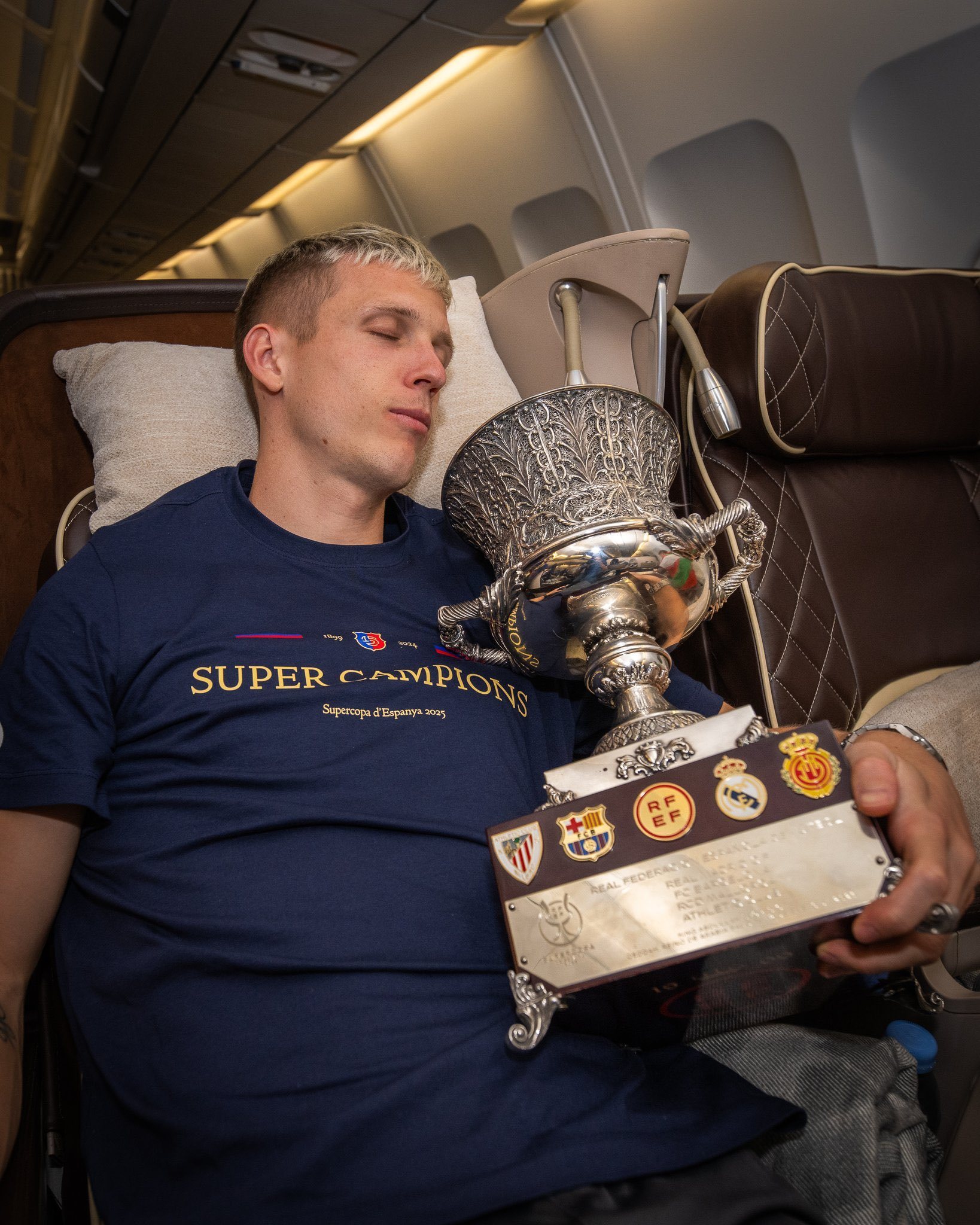 世体：巴萨技术团队最新成员：睡眠专家。他的工作是帮助球员在旅行期间和旅行结束后