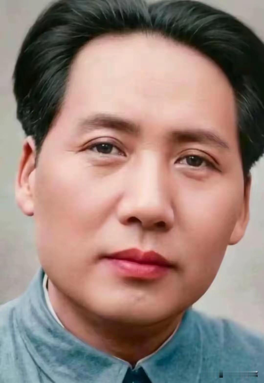 伟大领袖毛泽东主席永远活在亿万人民心中！我们永远深切缅怀毛主席。他一生心系百姓、