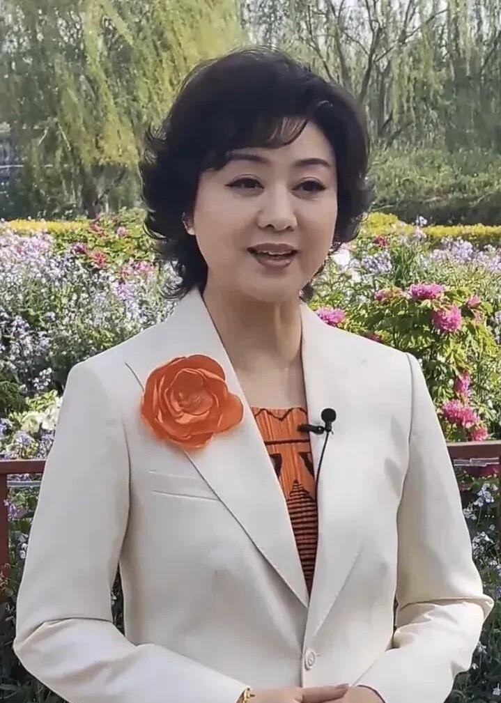李胜素京剧第一美人的称谓，真可是名不虚传啊。她的美是整体的，颜值高，皮肤好，气质