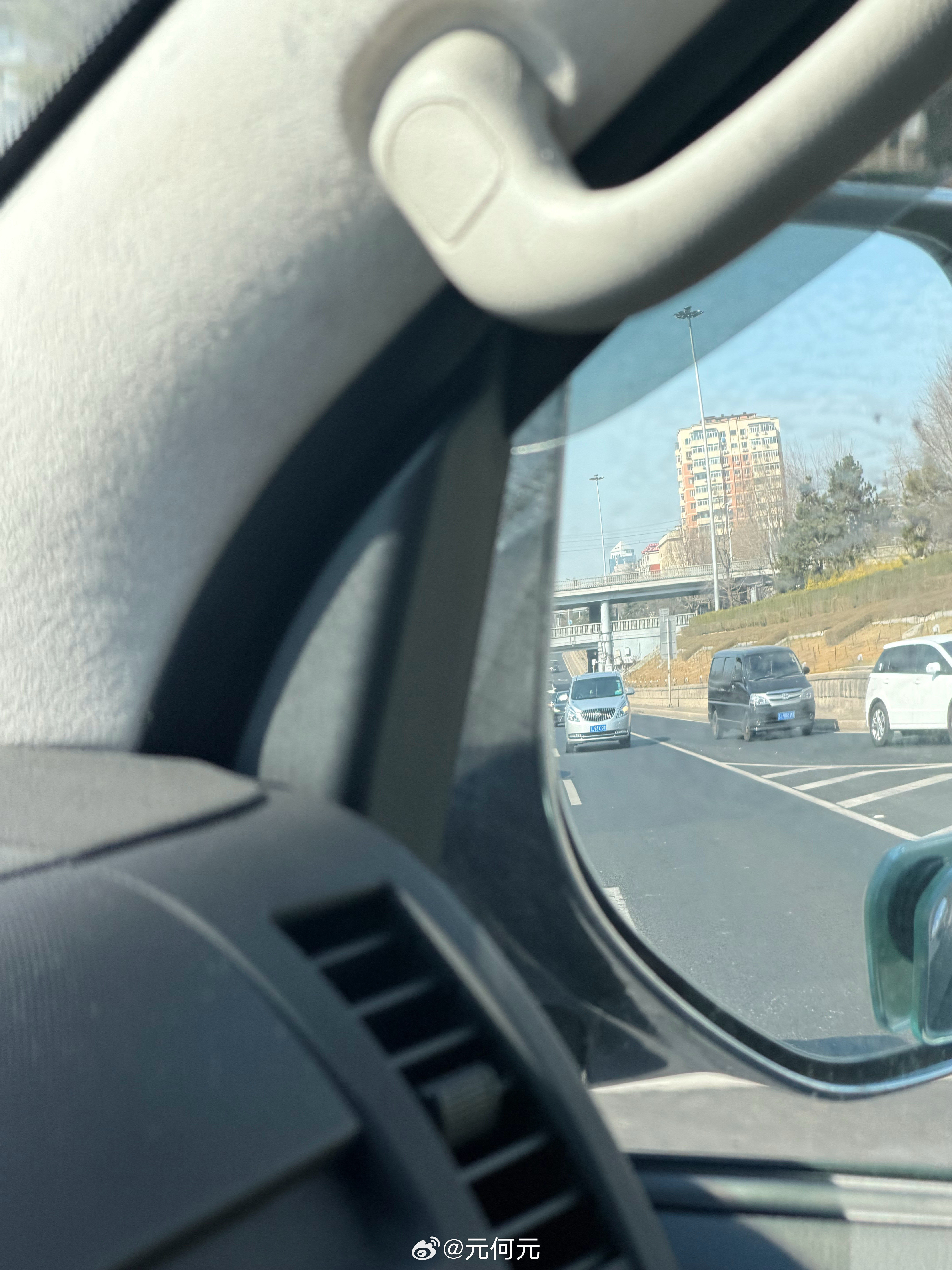 今天早上见到一台疑似“金杯”，是海狮100后期款，但贴着丰田标，而且前后都是。但