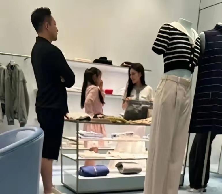 汪小菲带女儿买衣服，玥儿穿粉裙子超像大S，与后妈牵手如亲母女汪小菲带女儿在香港I