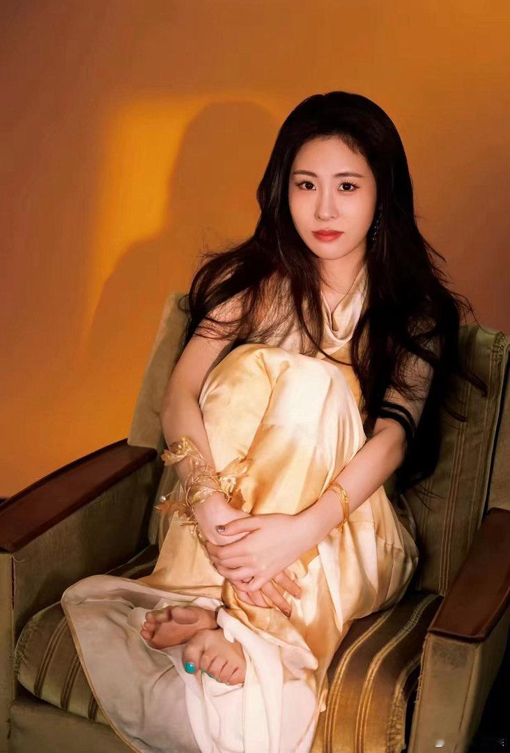 张碧晨涂了蓝色脚指甲，色彩别致，格外吸睛。​​​