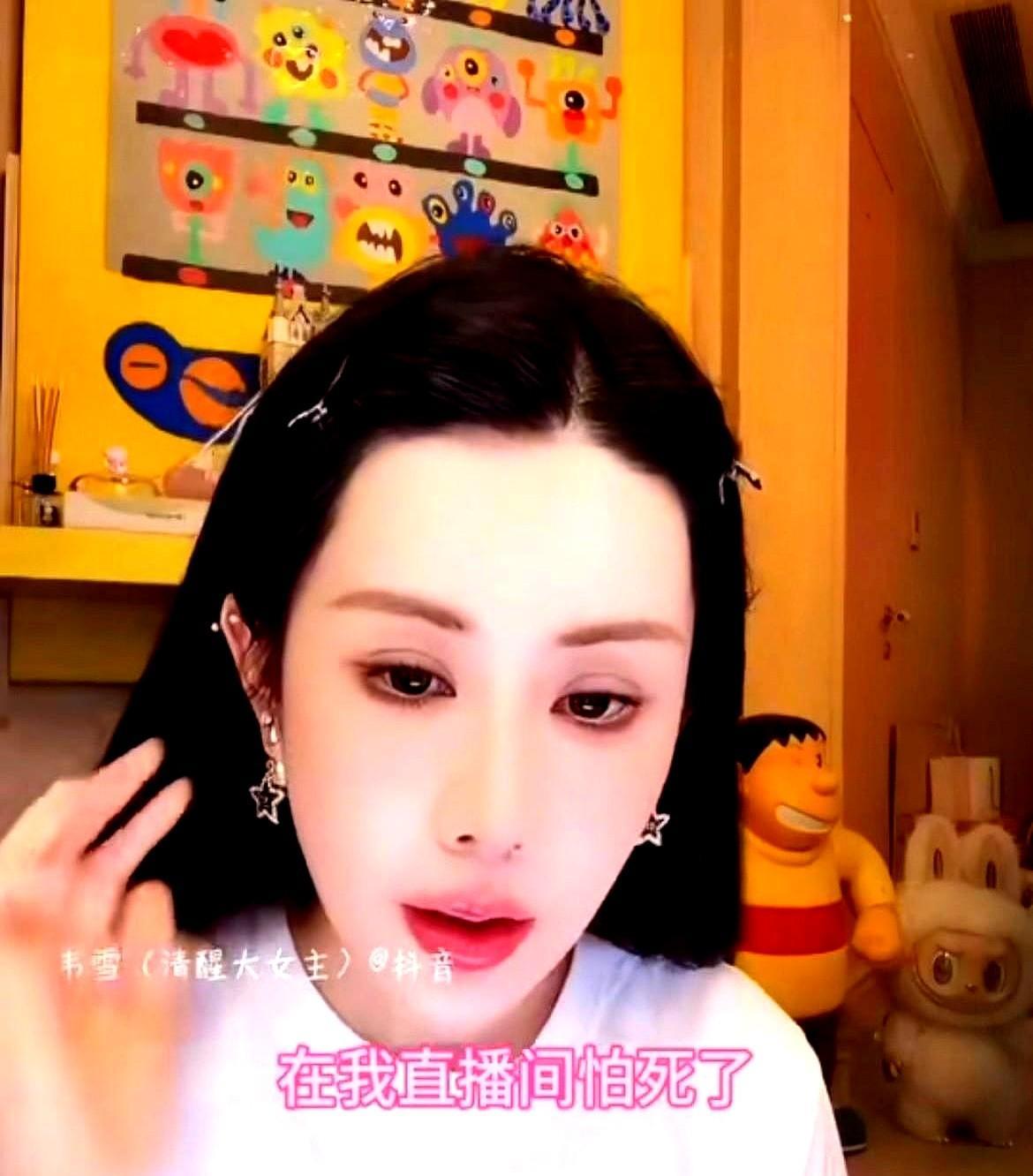 6月10日韦雪自曝经济紧张，近日直播中有网友发现她身后有大型labubu玩偶，引