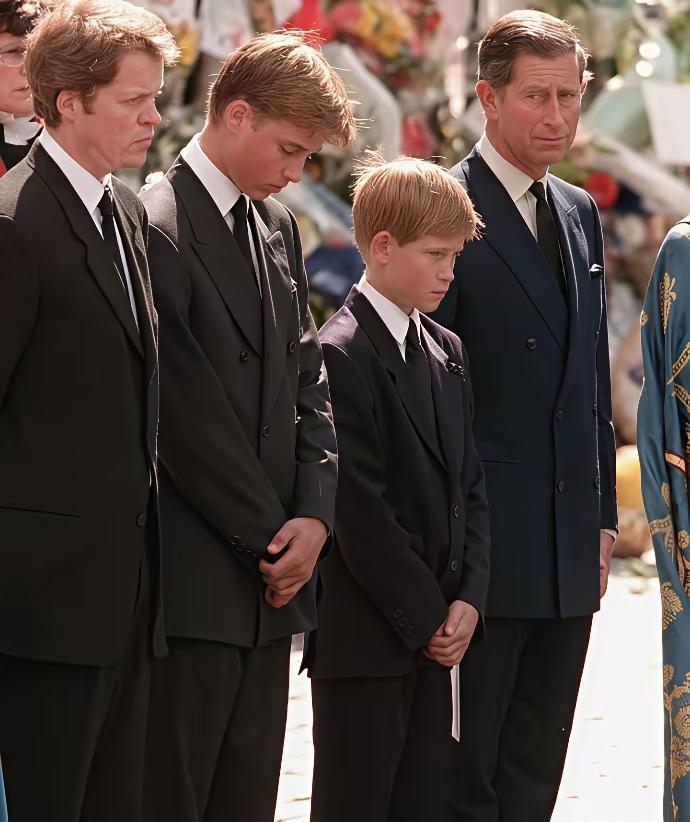 1997年的这张合照，看起来还是故事满满呀！这是戴安娜的葬礼，也是戴安娜娘家人