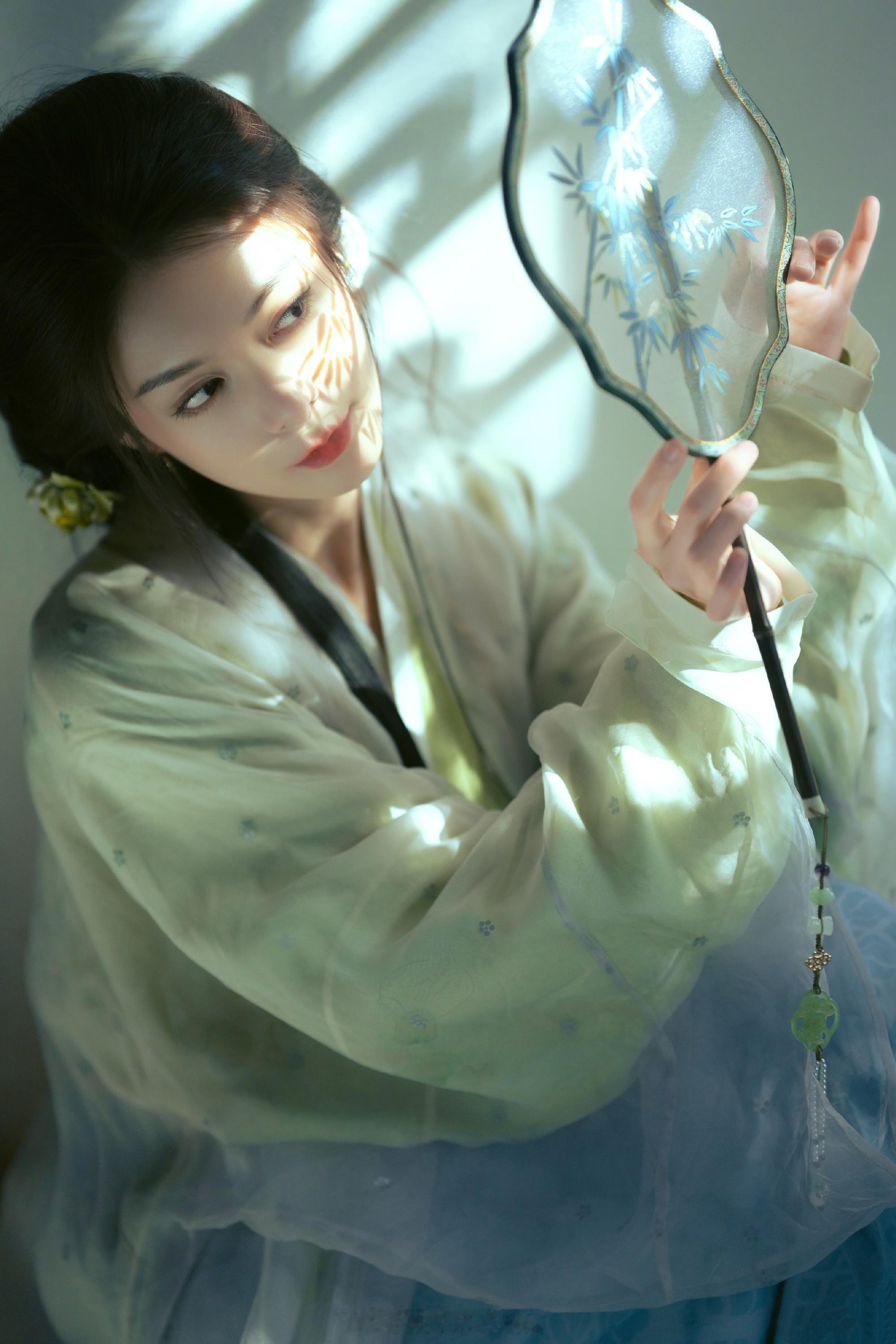 傅菁隐入林间古风大片​​​