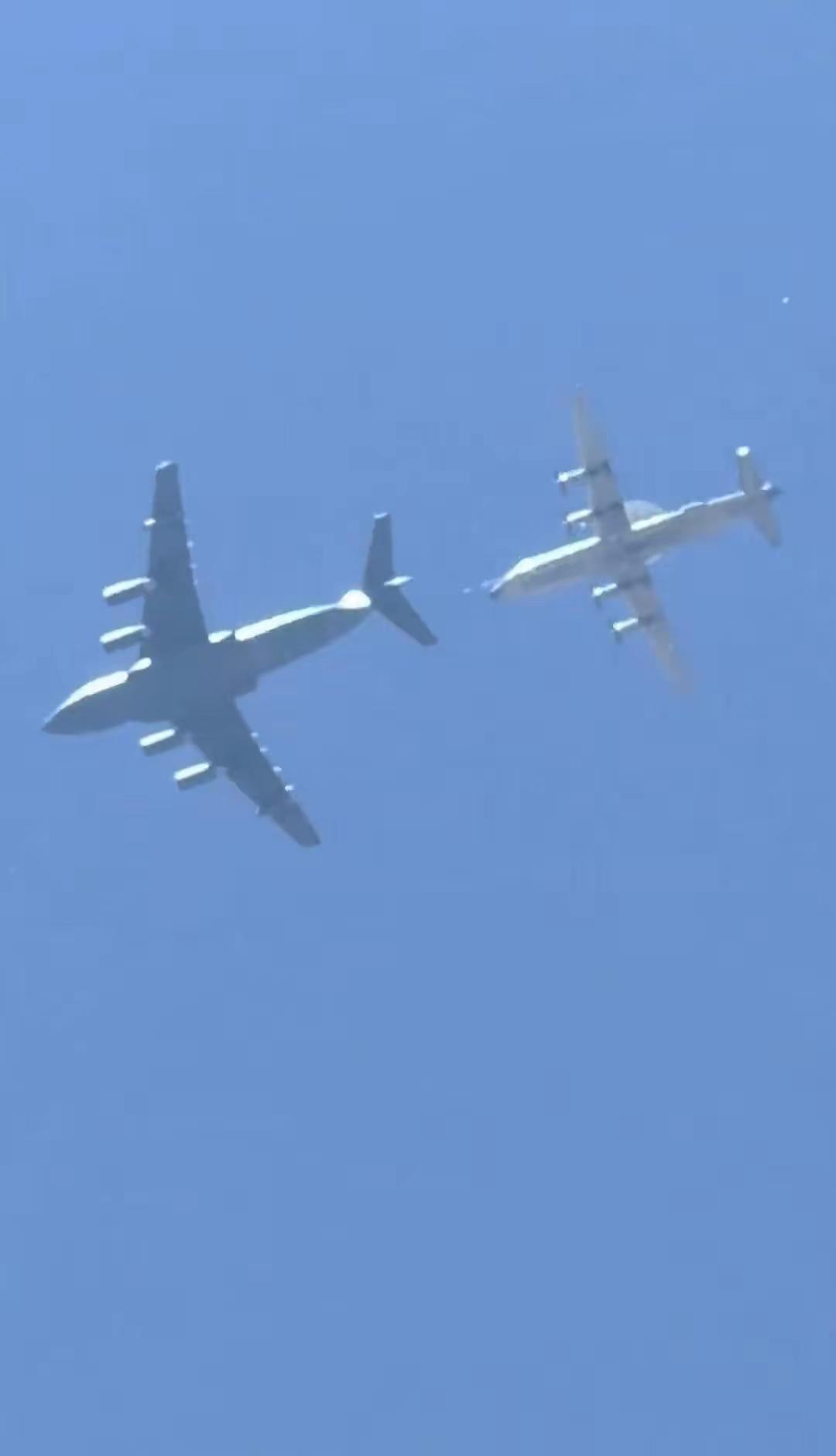 运-20U大型空中加油机给空警-500预警机进行空中加油作业。这才是大国空军，