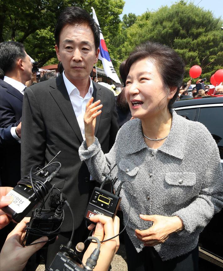 不愧是韩国史上唯一女总统！73岁朴槿惠最新亮相好时髦，穿小香风外套配低盘发，太过
