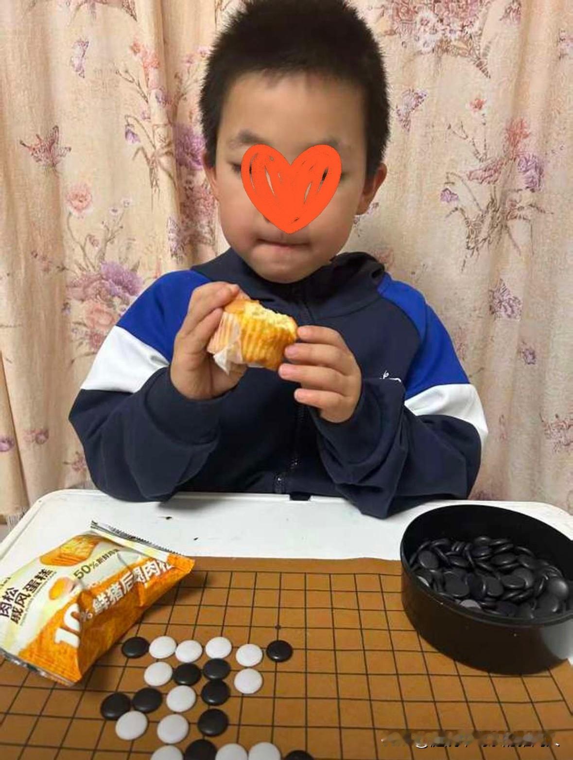 奉劝大家，在教养孩子这件事上，千万不要过度满足他！很多家长觉得，现在条件好了，孩