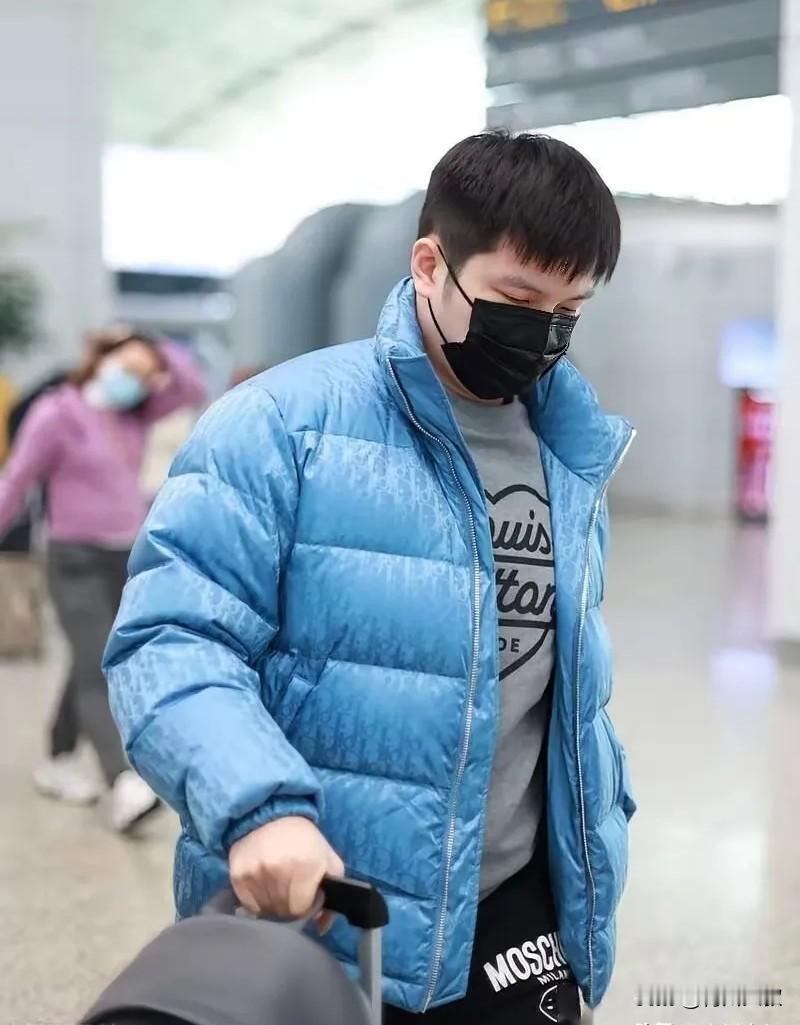 东哥回国了，首战上海。既可以完成商务工作，也可以和周恺，赵子豪喝一场，毕