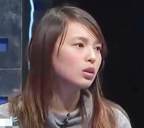 三岁那年的冬天，生母提着行李箱消失在巷口再没回头，女孩被留给整日对着烟灰缸发呆的