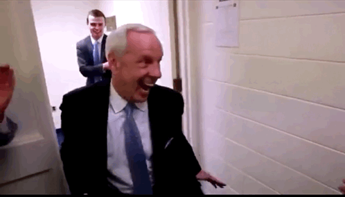 这个庆祝方式很有美国味儿。主教练的表情更奇特。