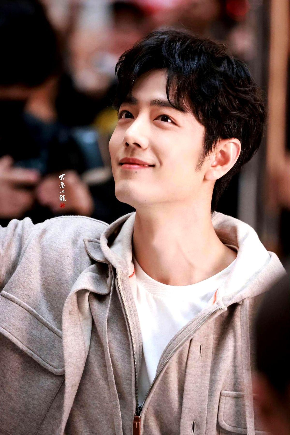刚才刷到肖战的一张抓拍，正规场合里他没端着，面带笑跟大家打招呼，每个从四面八方来