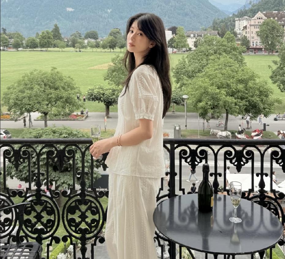 乔欣老公很有钱，是深圳的富豪。网上都说：“这么说吧，当年李念演完海藻就退演嫁富