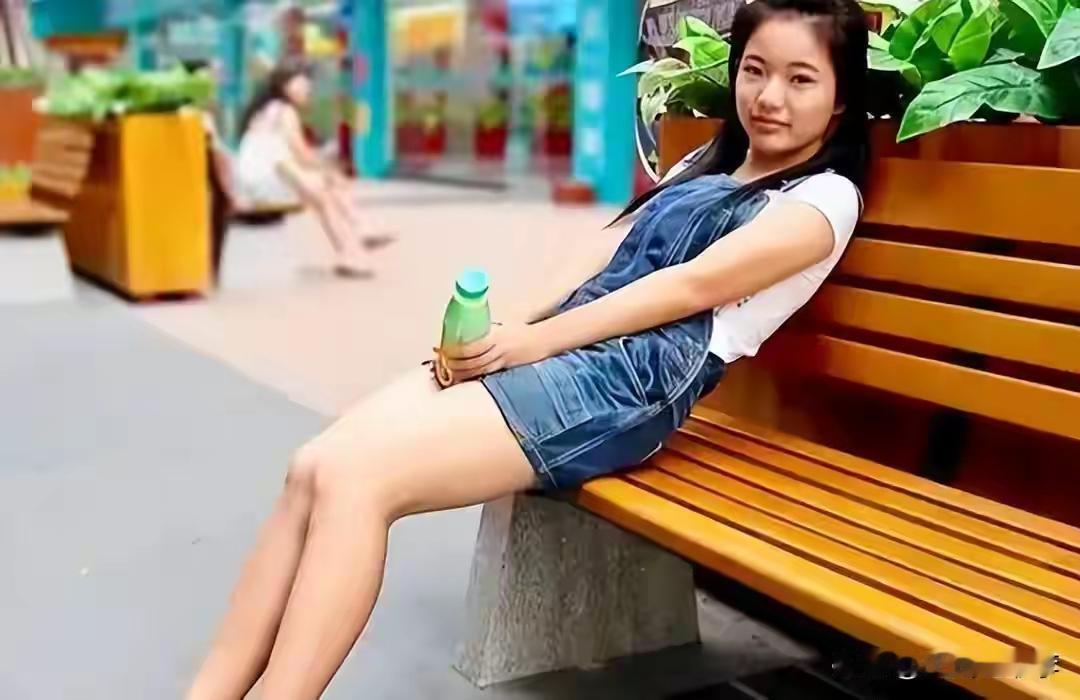 蒋方舟曾晒其八旗后裔，满族身份，降60分进清华才女成历史人大撤销蒋方舟硕士