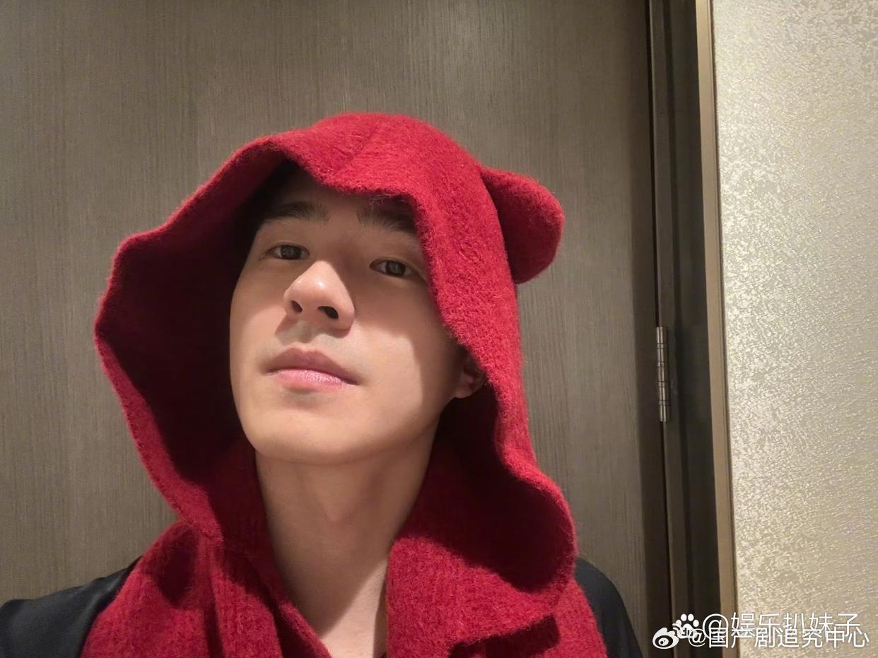 1.刘昊然和周冬雨结婚的消息传出后，粉丝纷纷在他的工作室评论区留言，要求团队针对