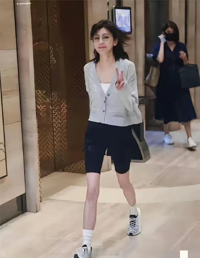 贾静雯长了一张显得很高的脸，实际很瘦小​​​