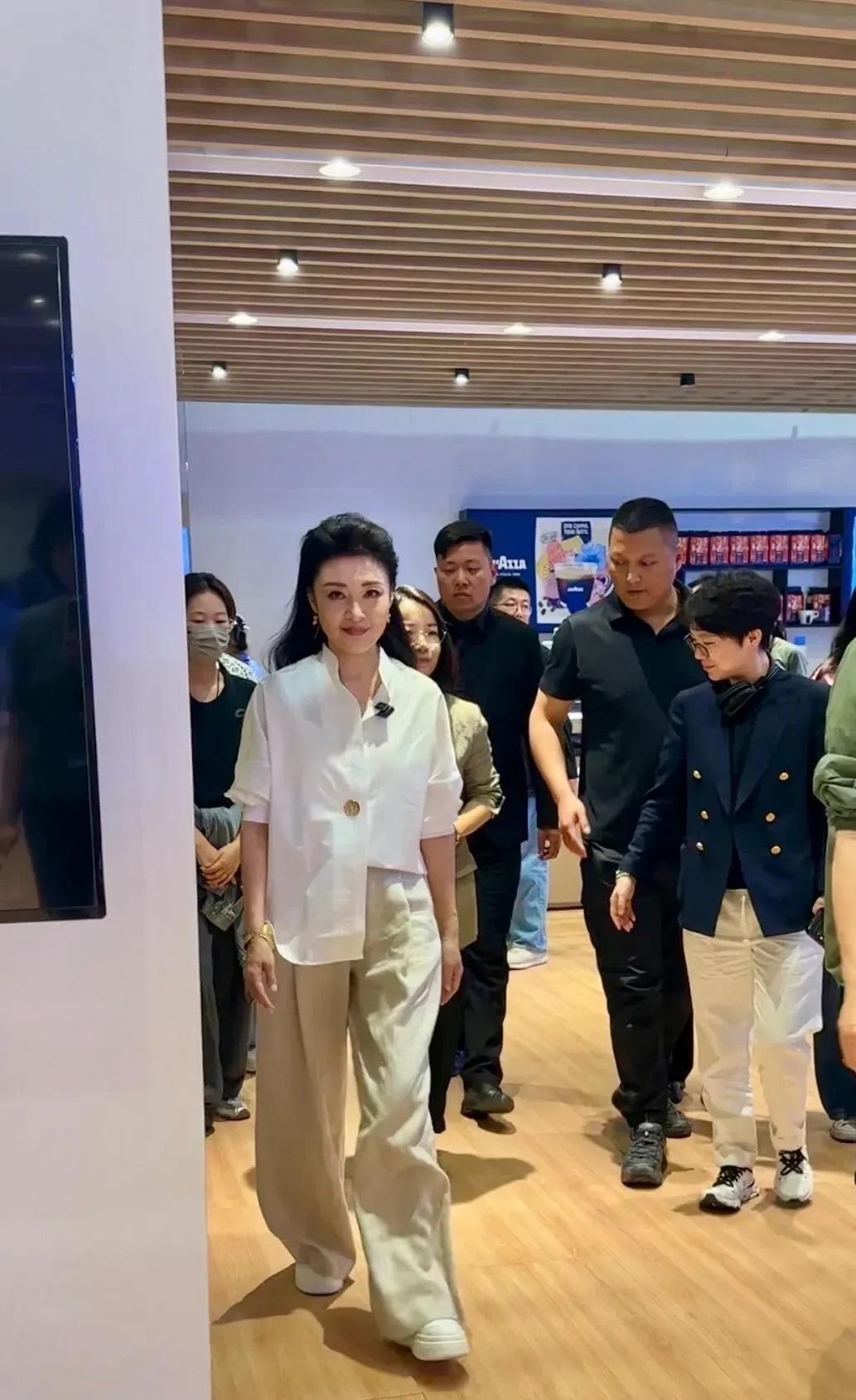 这是哪位明星？这么有气质，后面还有这么多的安保人员