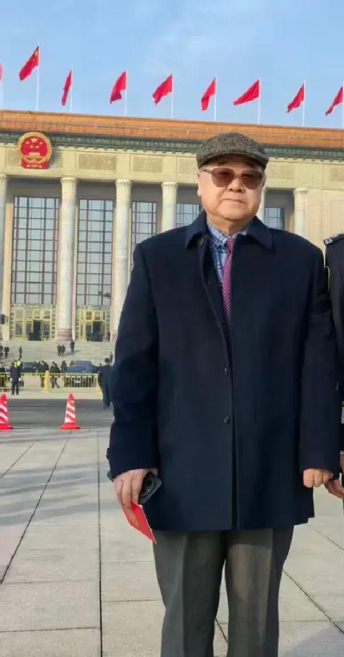 天涯坚决站在党中央与国家的立场上，坚定不移地支持莫言！第一，春节团拜会被邀请的