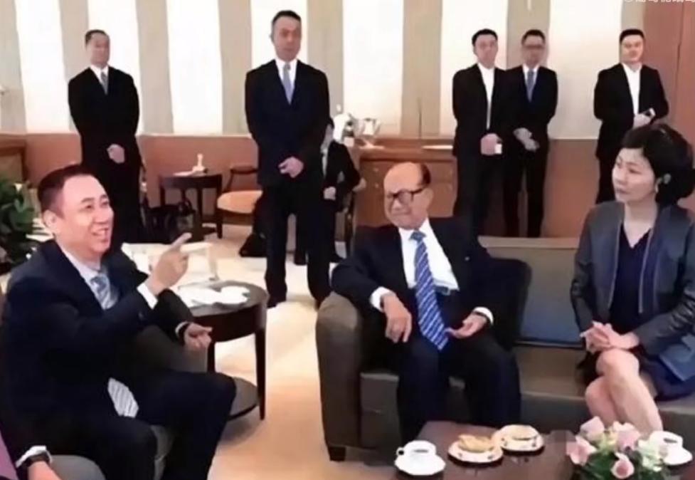 李嘉诚不可能瞧得上许家印。众所周知，许家印曾去香港结交富豪，跟刘銮雄等人成了